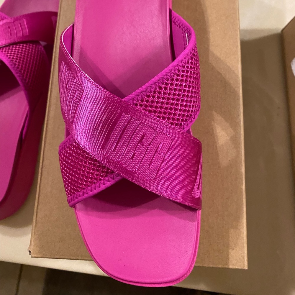 Pink Ugg slides / never worn / size 9